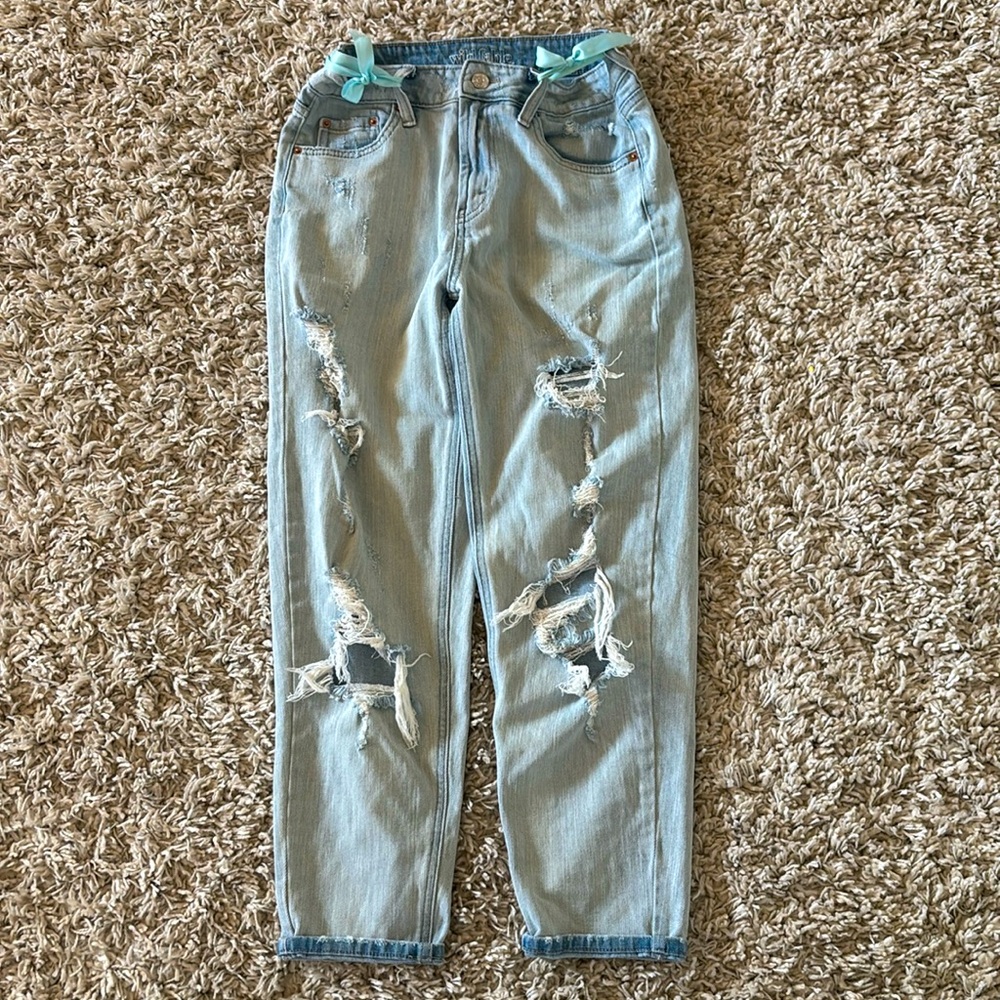 Ripped light blue jeans